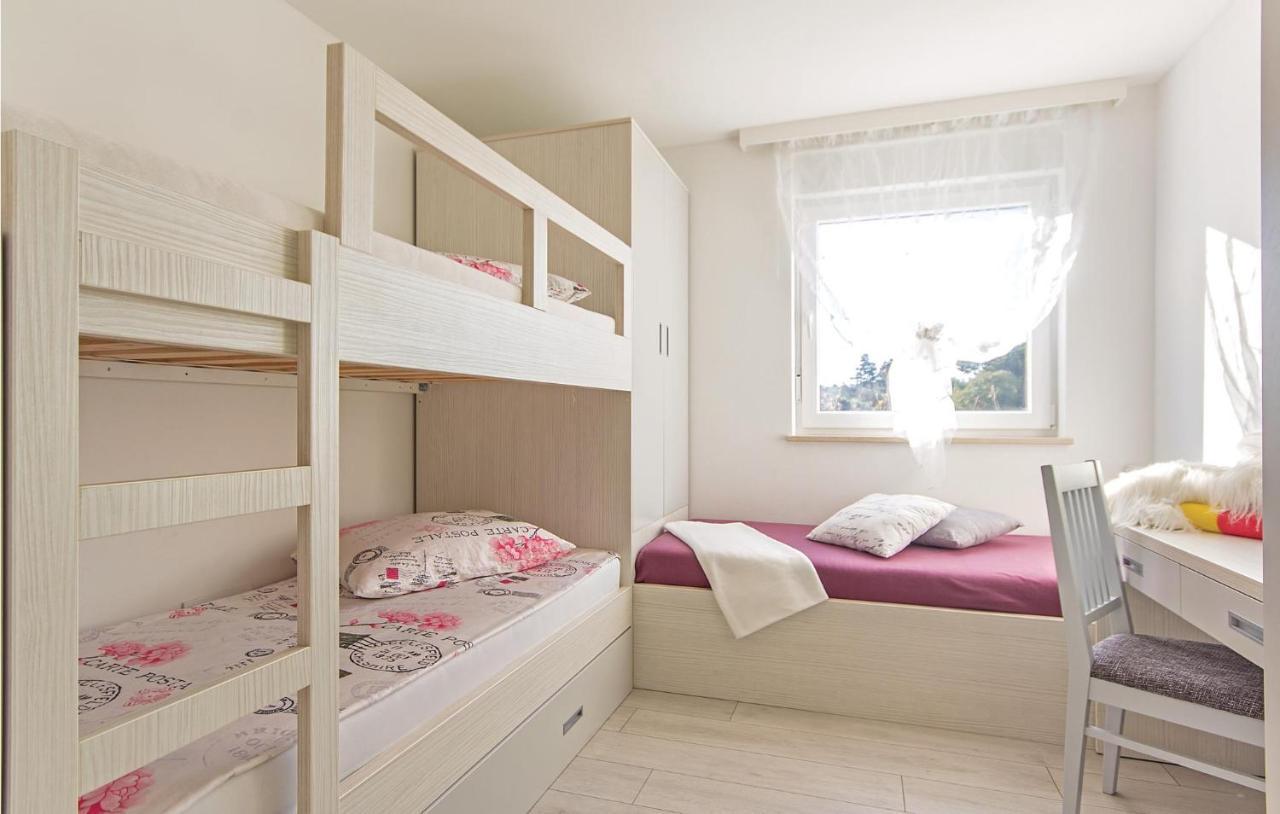 Lovely Apartment In Medulin With Kitchen Exteriör bild